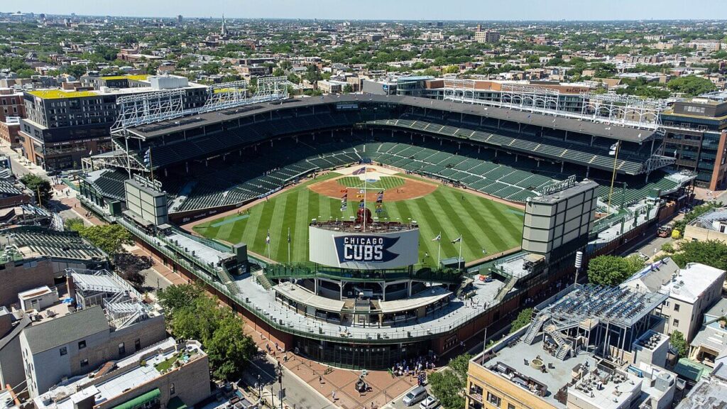 Wrigley_Field_in_line_with_sign