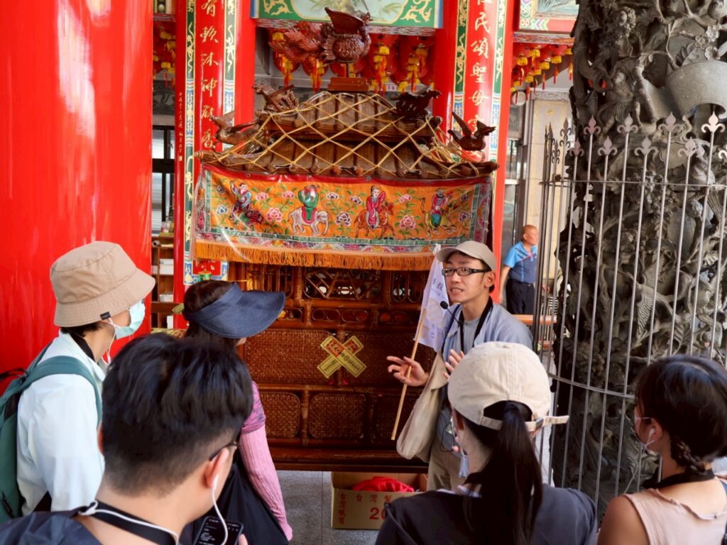 導覽員介紹大里杙福興宮藤轎