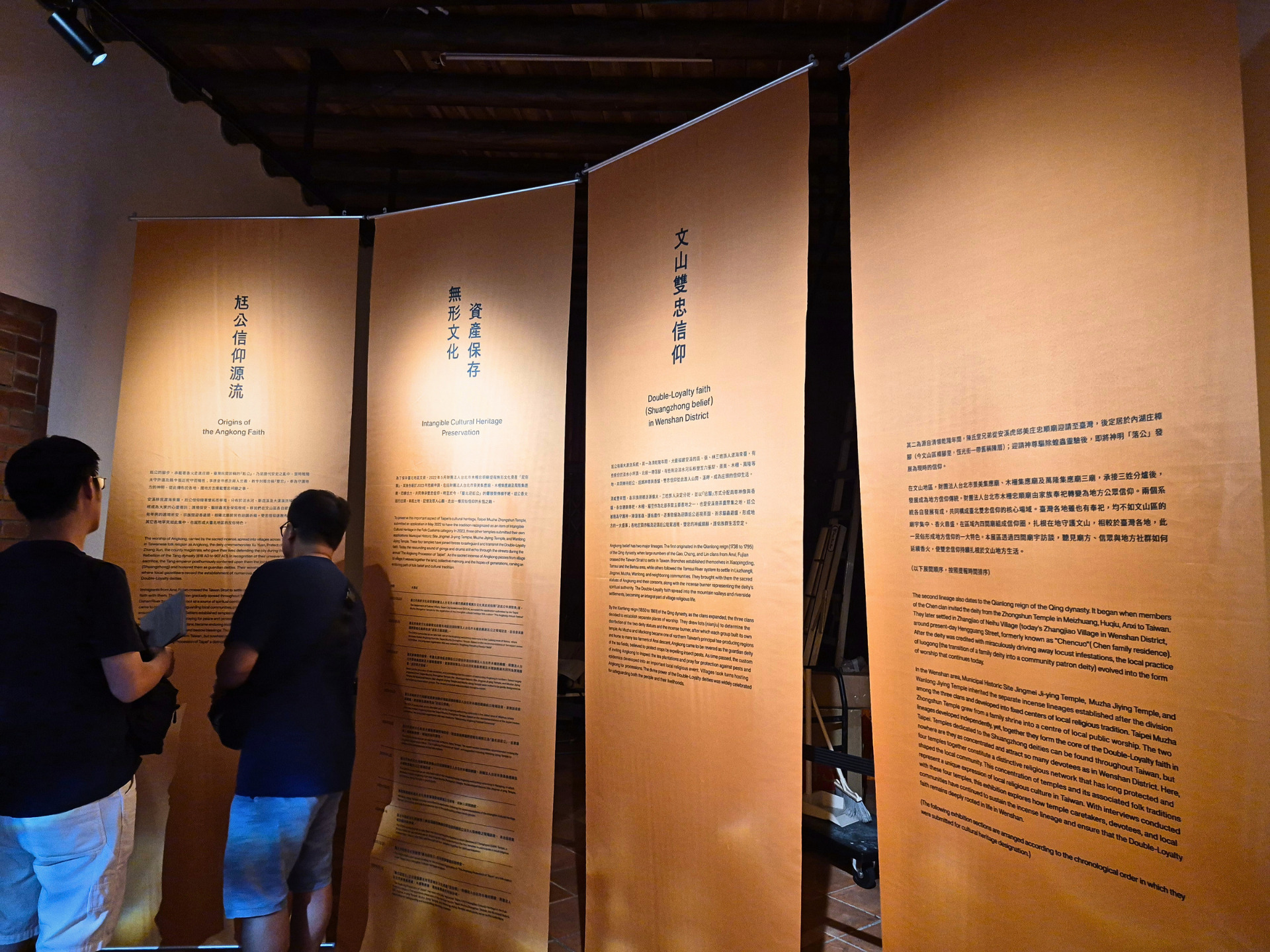 路人逛展